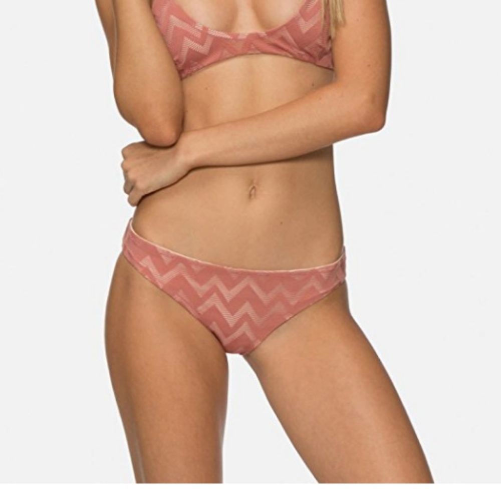 Ali Bottom Textured Chevron Moderate coverage